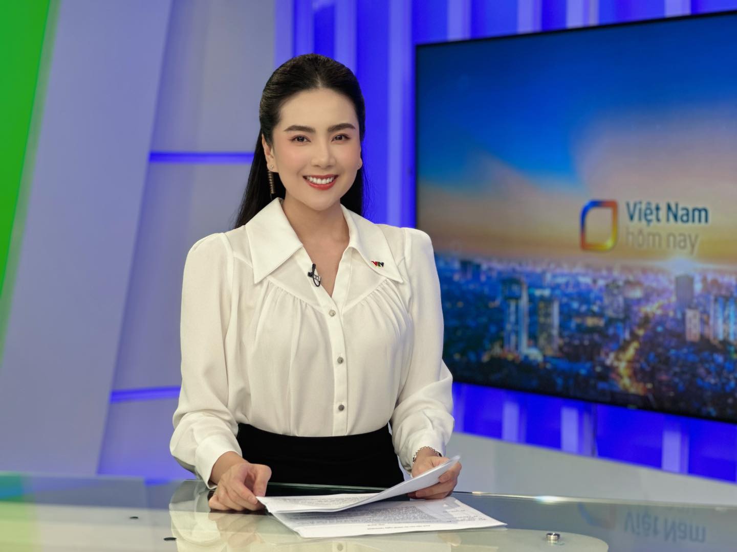 MC Mai Ngọc biến hóa với áo sơmi trắng khi lên hình | VTV.VN